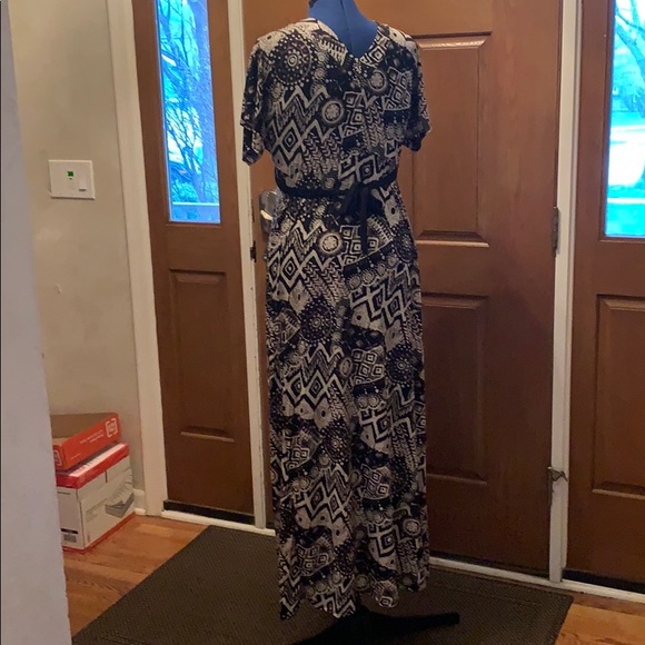 Black and Beige - Patterned Dress - Picture 2 of 4